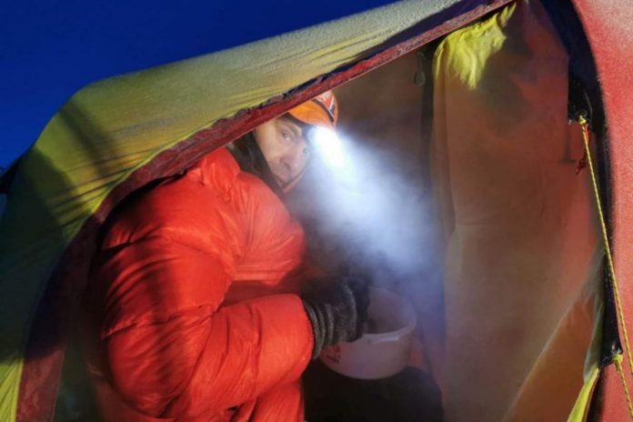 Marcin Gienieczko w namiocie, podczas próby zdobycia szczytu arktycznego archipelagu Svalbard - Górę Newtona (1713 m n.p.m).