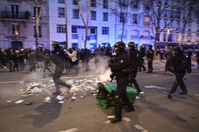 Policja kontra protestujący w Paryżu.