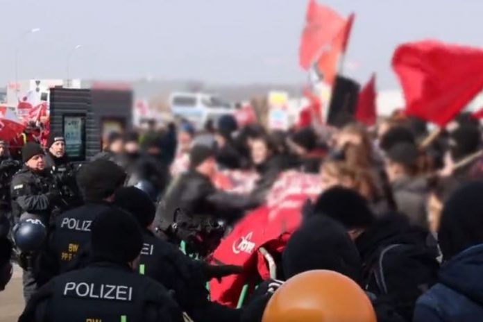 Starcia policji z demonstrantami w Niemczech.