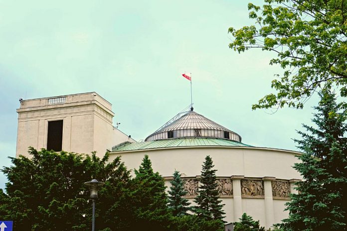 Budynek polskiego parlamentu. Zdjęcie: Canva