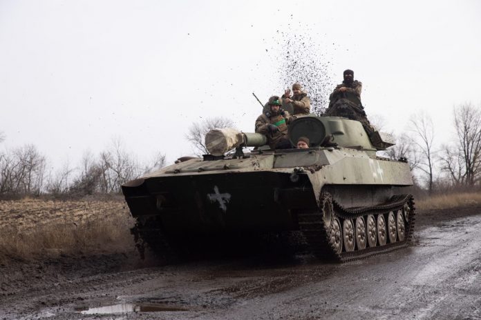 Ukraińscy żołnierze na bojowych wozach piechoty BMP-2 podczas rosyjskiego ataku na Ukrainę w pobliżu frontowego miasta Bachmut na Ukrainie.