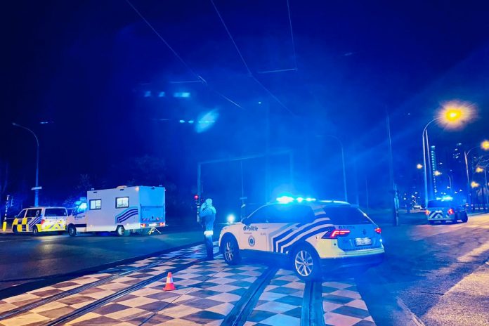Policja na miejscu wypadku autokaru w Antwerpii.