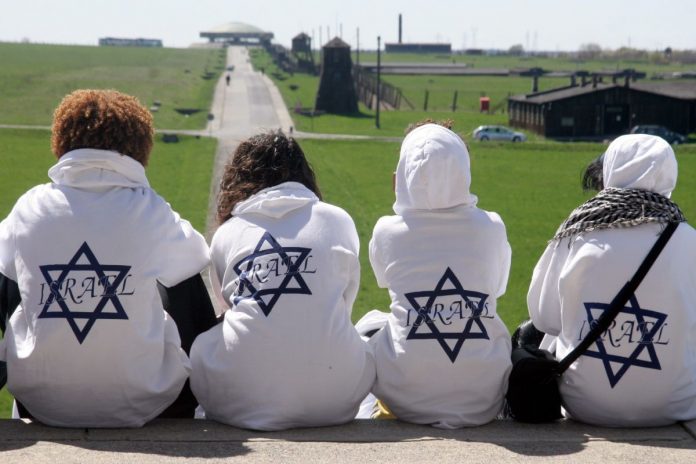 Żydzi zwiedzający tereny byłego Obozu Koncentracyjnego na Majdanku.