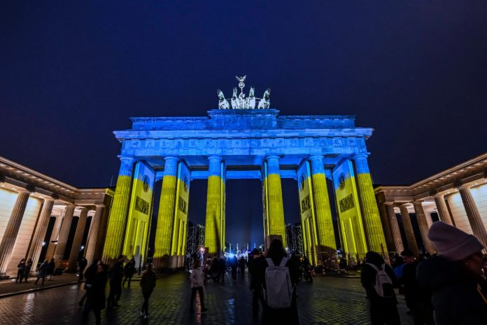 Brama Brandenburska w Berlinie podświetlona w kolorach ukraińskiej flagi Źródło: EPA/FILIP SINGER Dostawca: PAP/EPA.