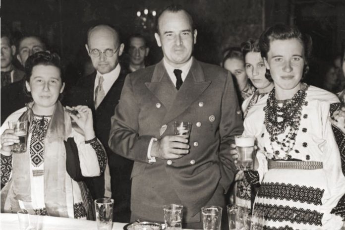 Wołodymyr Kubijowycz i Hans Frank z ukraińską delegacją dożynkową. Wawel 1943 / Foto: Domena publiczna