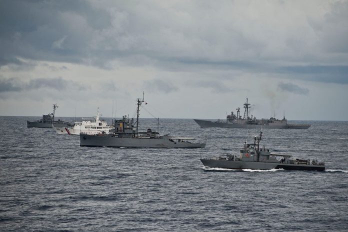 Filipińska Straż Przybrzeżna podczas wspólnych manewrów z amerykańską Strażą Przybrzeżną.