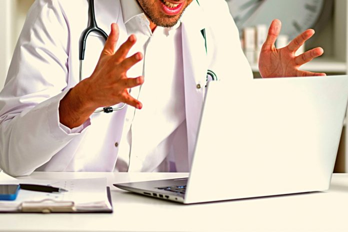Lekarz przed komputerem. Zdjęcie ilustracyjne: Canva