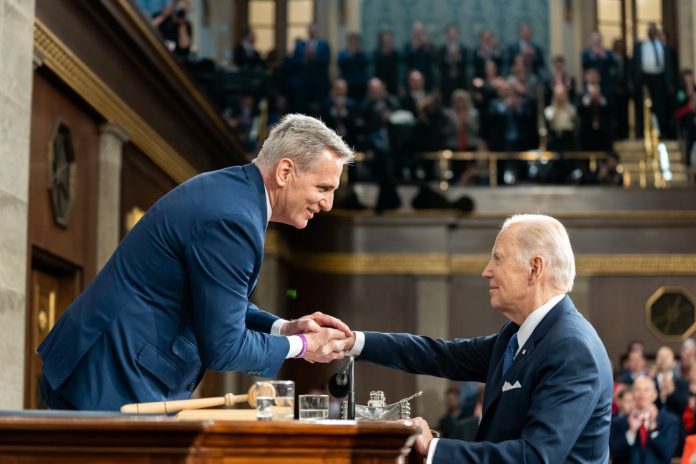 mccarthy-biden Kevin McCarthy oraz Joe Biden.