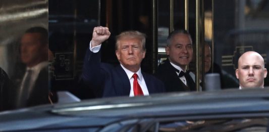 Donald Trump przed gmachem sądu karnego na Manhattanie. Zdjęcie: PAP/EPA