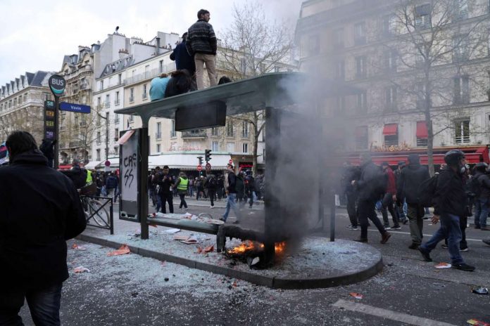 Zamieszki w Paryżu. Zdemolowany przystanek.
