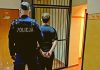 Jeden z zatrzymanych nastolatków w drodze do policyjnego aresztu. Zdjęcie: gdansk.policja.gov.pl