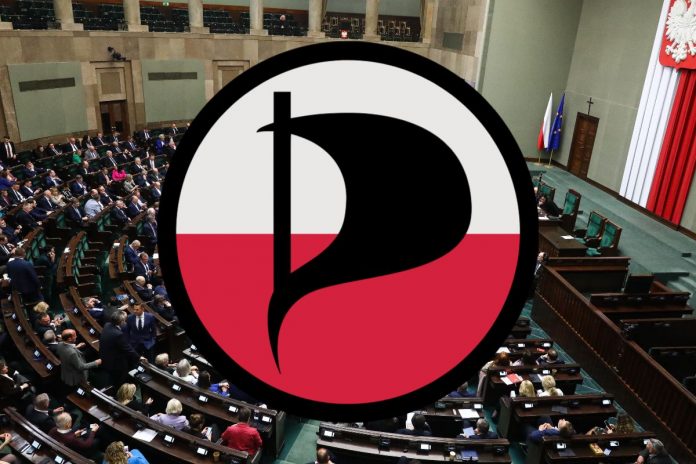 Logo Polskiej Partii Piratów na tle sali obrad Sejmu.