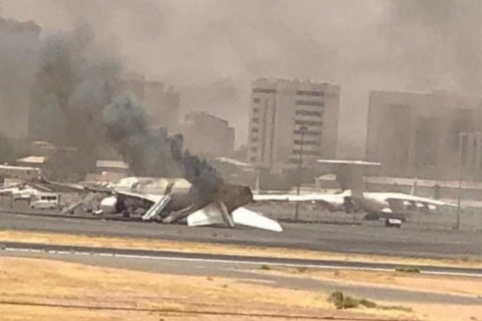 Zniszczone samoloty na lotnisku w Chartum, stolicy Sudanu. Foto: tter
