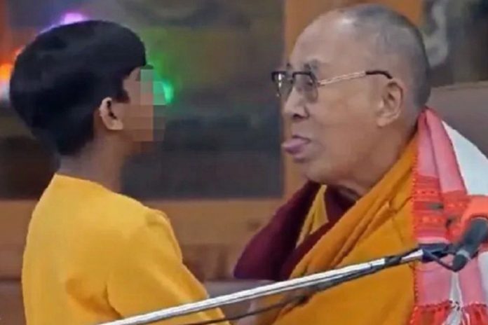 Dalajlama XIV przeprosił za swoje szokujące zachowanie. Zdjęcie: Twitter (screen)