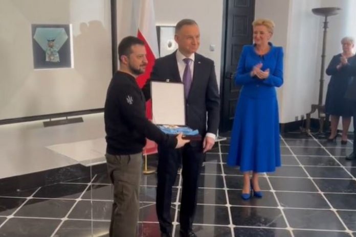 Prezydent Andrzej Duda wręczył Order Orła Białego prezydentowi Wołodymyrowi Zełenskiemu.
