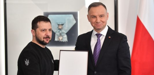 Prezydent Ukrainy Wołodymir Zełenski odbierający Order Orła Białego z rąk prezydenta Polski Andrzeja Dudy. Foto: PAP