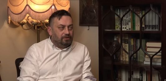 Rafał Otoka-Frąckiewicz / Foto: screen YouTube/ Monika Jaruzelska zaprasza