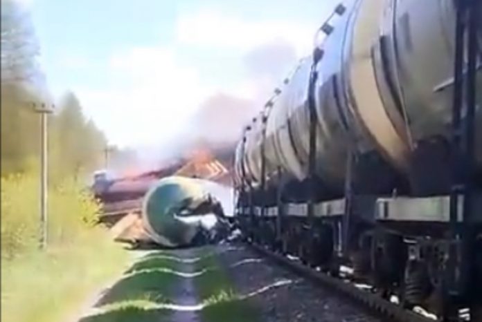 Pociąg, który wykoleił się w obwodzie briańskim w Rosji Źródło: Twitter