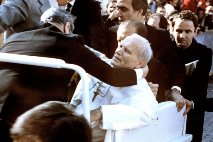 Zamach na Jana Pawła II Źródło: PAP / EPA/STR