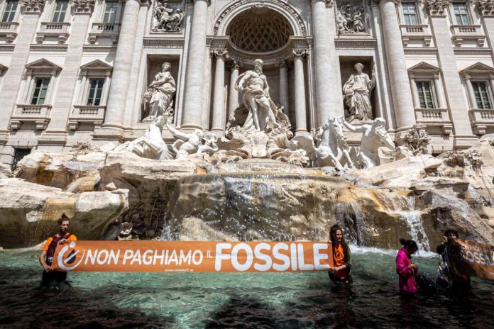 Ekolodzy zanieczyścili wodę w rzymskiej fontannie di Trevi. Foto: PAP/EPA