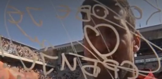Djokovic piszący markerem na obiektywie kamery "Kosowo jest sercem Serbii! Stop przemocy". Zdjęcie: screen