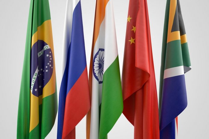 Flagi Brazylii, Rosji, Indii, Chin i RPA.