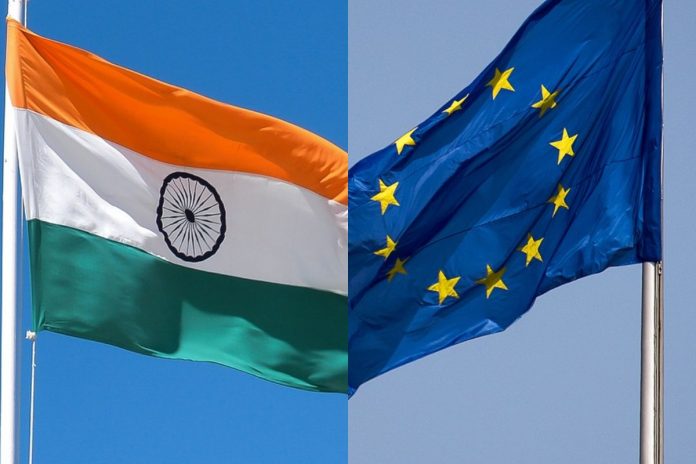 Flagi Indii oraz Unii Europejskiej.
