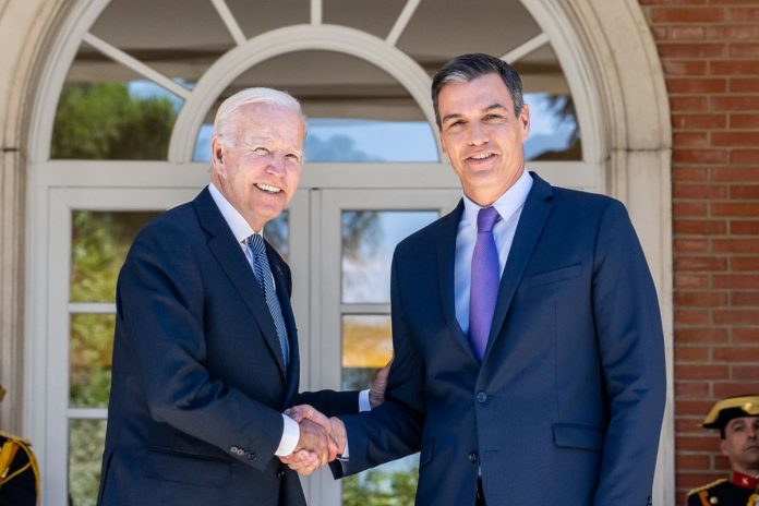 Joe Biden oraz Pedro Sanchez.