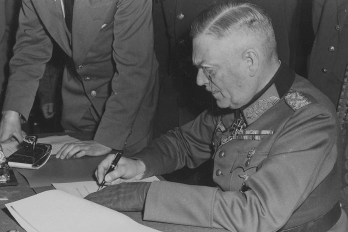 Feldmarszałek Wilhelm Keitel podpisujący akt kapitulacji Wehrmachtu. Foto: wikimedia