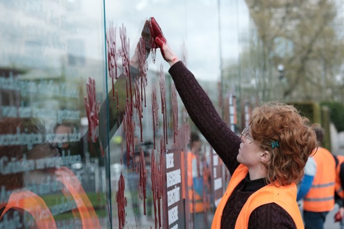 Klimatyści pozostawili w niedzielę rano krwistoczerwone odciski dłoni na pomniku Ustawy Zasadniczej w Berlinie. Foto: tter/Letzte Generation