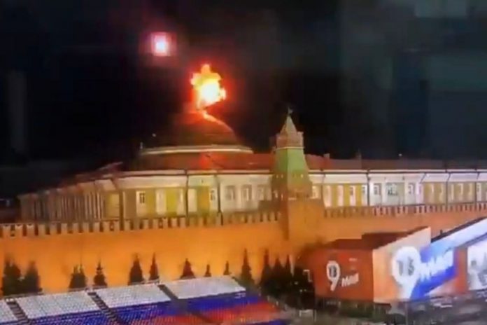 Moment uderzenia drona w Kreml.