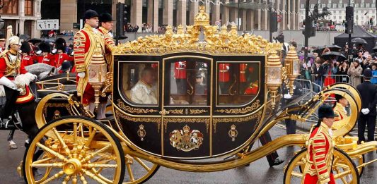 Król Karol III wraz z małżonką Kamilą w królewskiej karocy zmierzają na koronację Źródło: EPA/Tolga Akmen Dostawca: PAP/EPA.