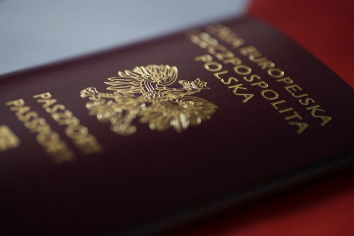 Polski paszport. Dla wielu Polaków niedostępny.
