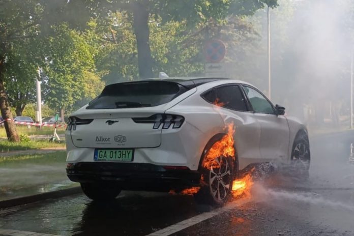 Płonący elektryczny Ford Mustang Źródło: Twitter / KM PSP Gdańsk