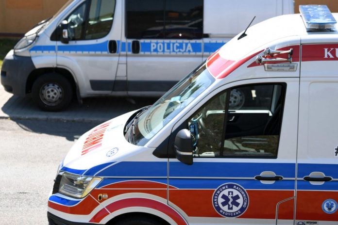 Radiowóz i ambulans Źródło: PAP/Darek Delmanowicz
