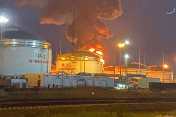 Płonąca baza paliwowa w Kraju Krasnodarskim. Foto: tter/nexta_tv