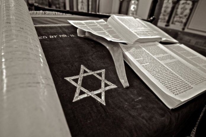 W synagodze. Zdjęcie ilustracyjne: Pixabay