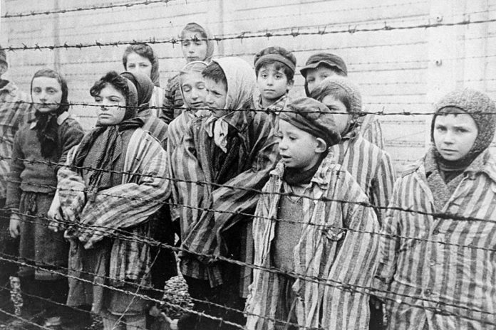 Dzieci w niemieckim obozie koncentracyjnym Auschwitz-Birkenau / Foto: Domena publiczna