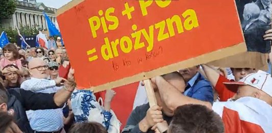 Atak na działaczy Konfederacji podczas wiecu Donalda Tuska w Poznaniu / Foto: screen Twitter