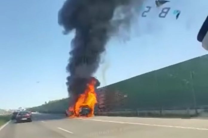 Pożar Porsche Cayenne na autostradzie A1 / Foto: screen Facebook