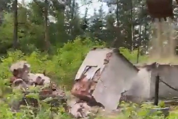 Wodnica-DS Zdemontowano pomnik żołnierzy 13. Armii Radzieckiej w Wodnicy na Dolnym Śląsku / Foto: screen Twitter