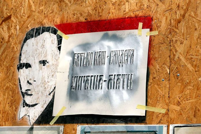 Odessa, Ukraina. Wizerunek Stepana Bandery na plakacie politycznym.
