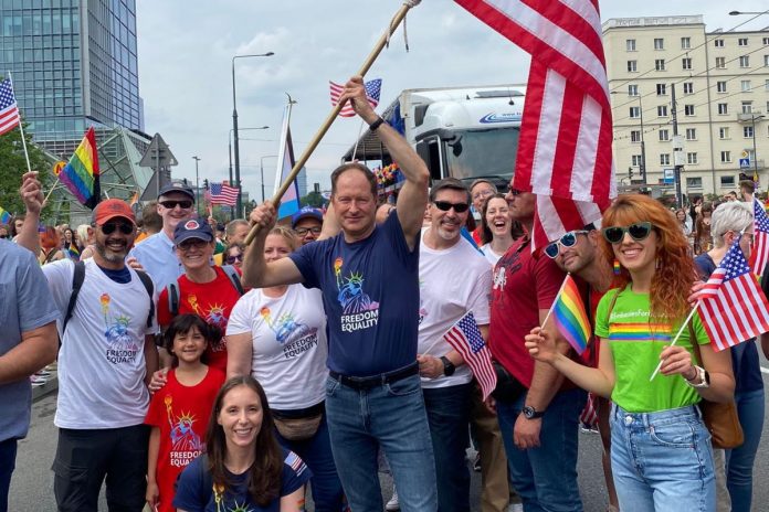 Ambasador LGBT-USA marek Brzezinski ze swoimi pracownikami na hedonistycznej paradzie w Warszawie. Foto: tter
