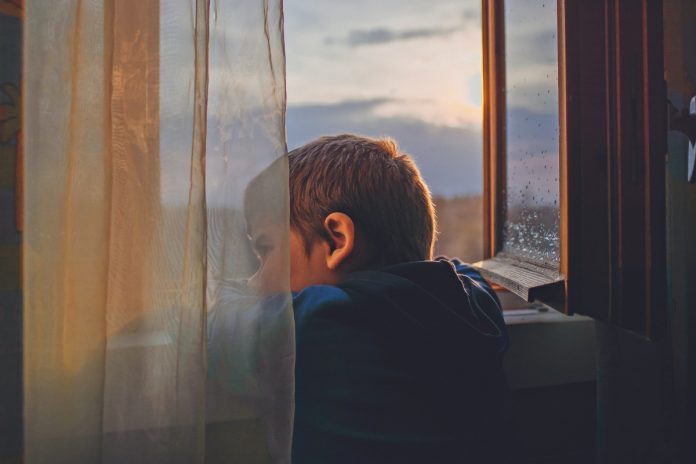Chłopiec wyglądający przez okno. Zdjęcie ilustracyjne: Pexels