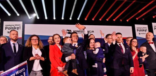 Posłowie Konfederacj podczas konwencji "Oddamy Wam Polskę"