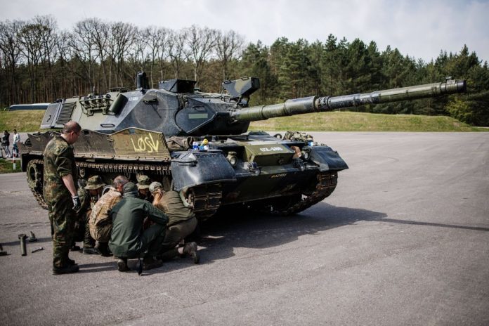 Ćwiczenia ukraińskich żołnierzy z czołgiem Leopard 1A5.