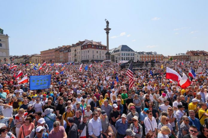 Marsz Tuska po władzę na pl. Zamkowym w Warszawie. Foto: PAP