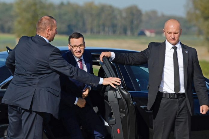 Mateusz Morawiecki wysiadający z rządowej limuzyny. Zdjęcie: PAP