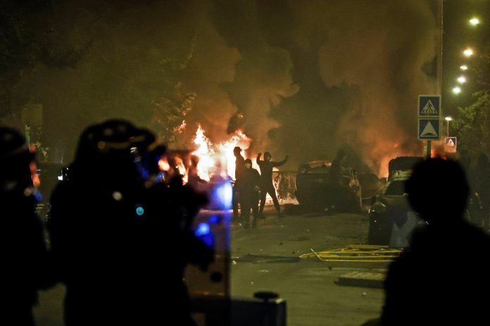 We Francji trwaja gwałtowne zamieszki po zabójstwie Nahela M. Zdjęcie: PAP/EPA