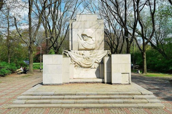 Pomnik Wdzięczności Żołnierzom Armii Radzieckiej, który do 2018 znajdował się na osi alei głównej parku Skaryszewskiego w Warszawie/Fot. Adrian Grycuk, CC BY-SA 3.0, Wikimedia Commons